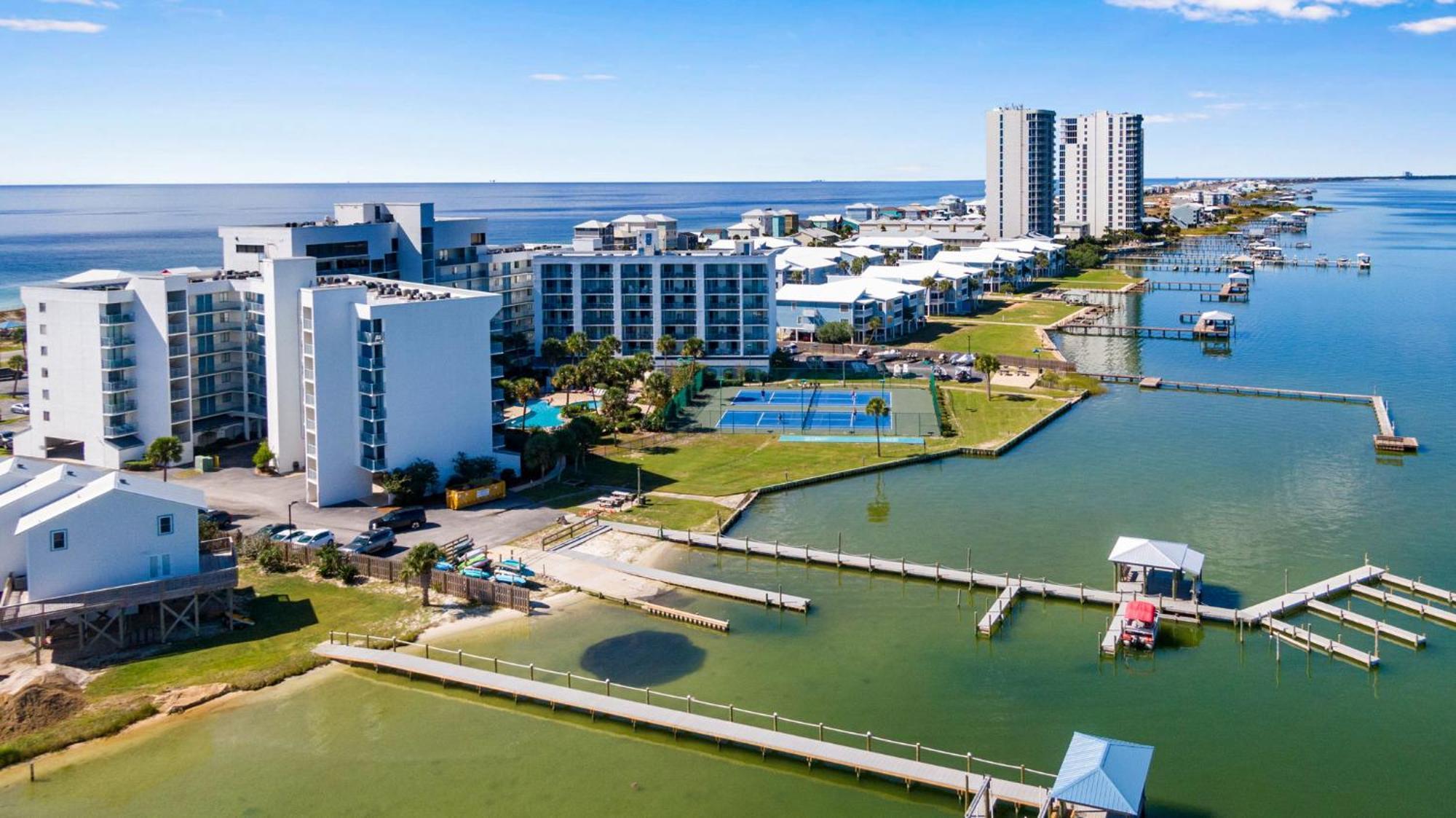 Surf & Racquet Club 401a