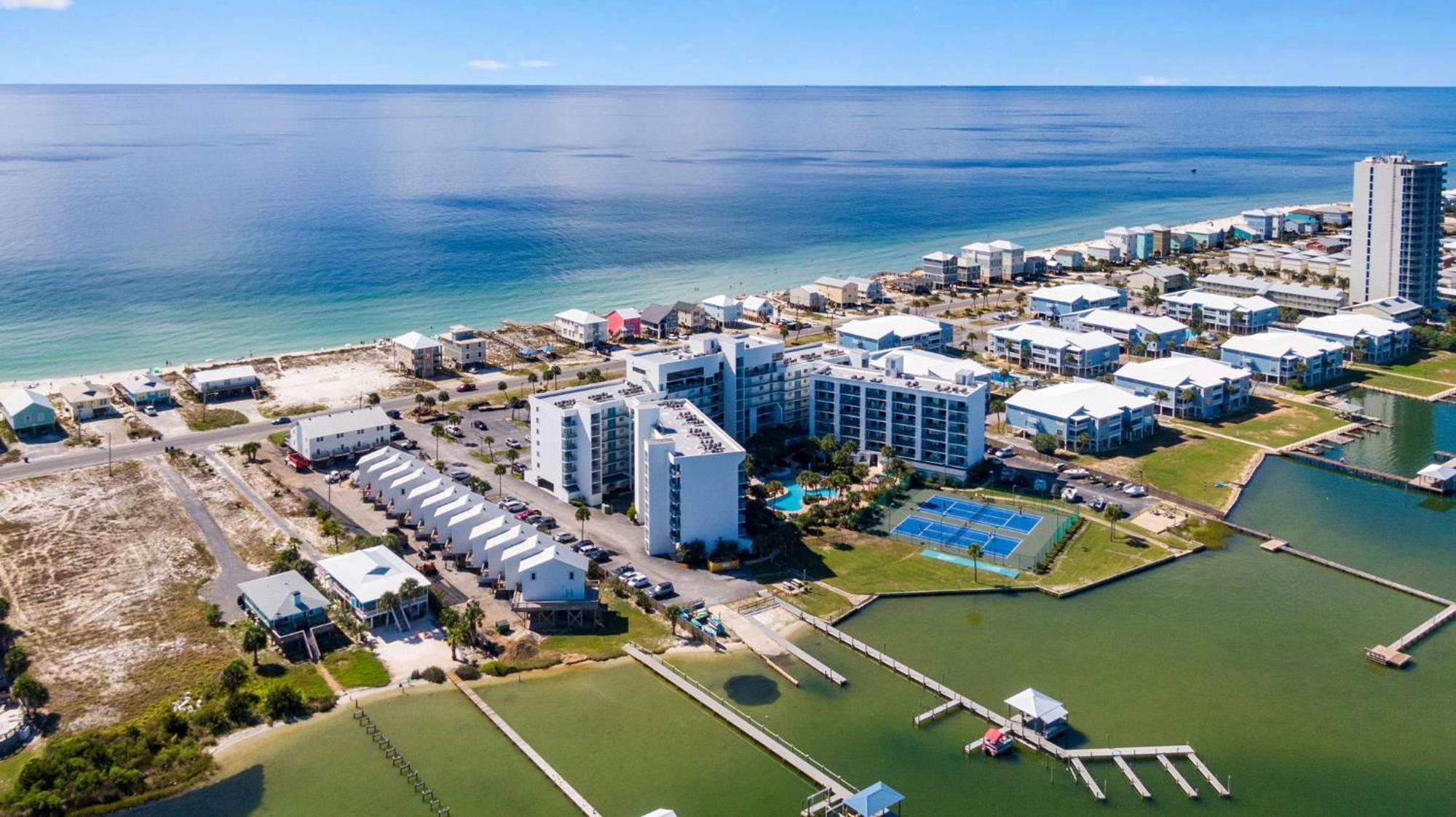 Surf & Racquet Club 401a