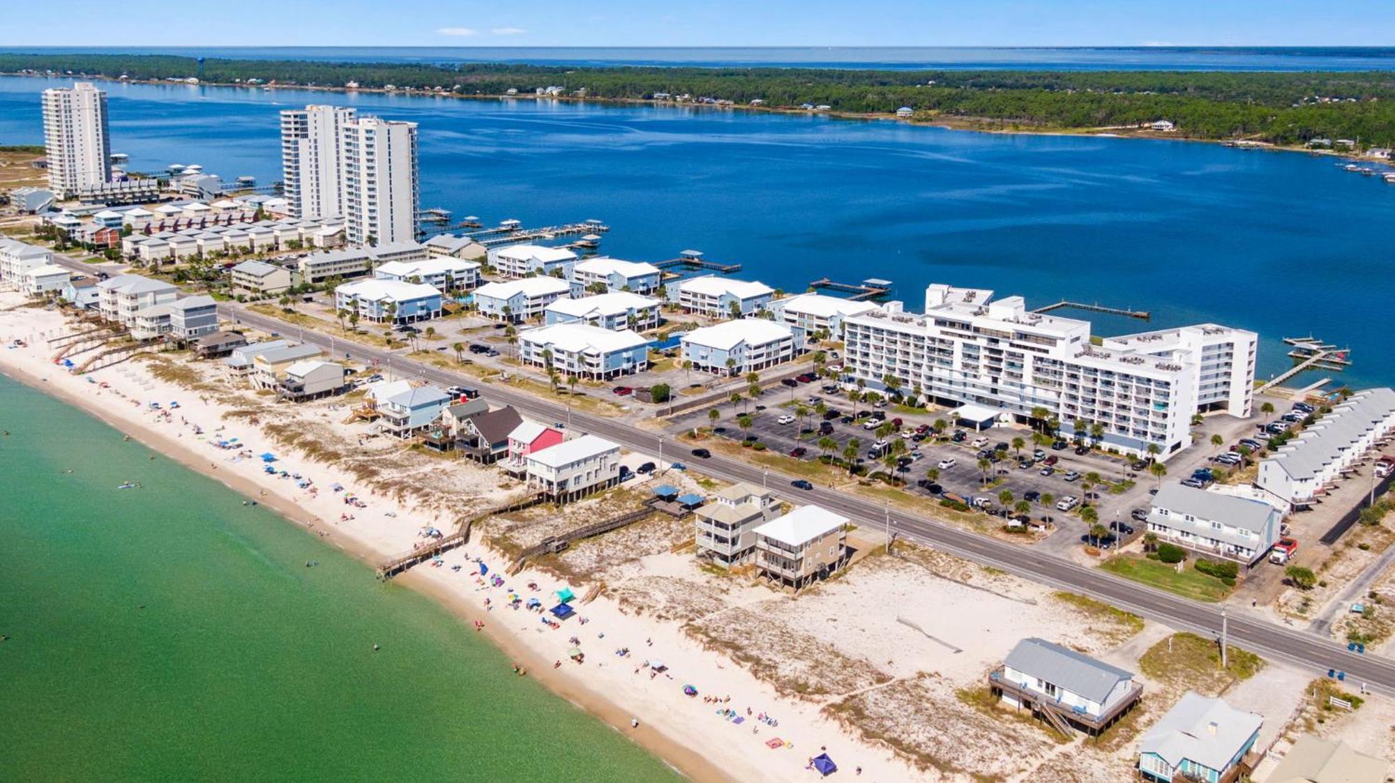 Surf & Racquet Club 401a