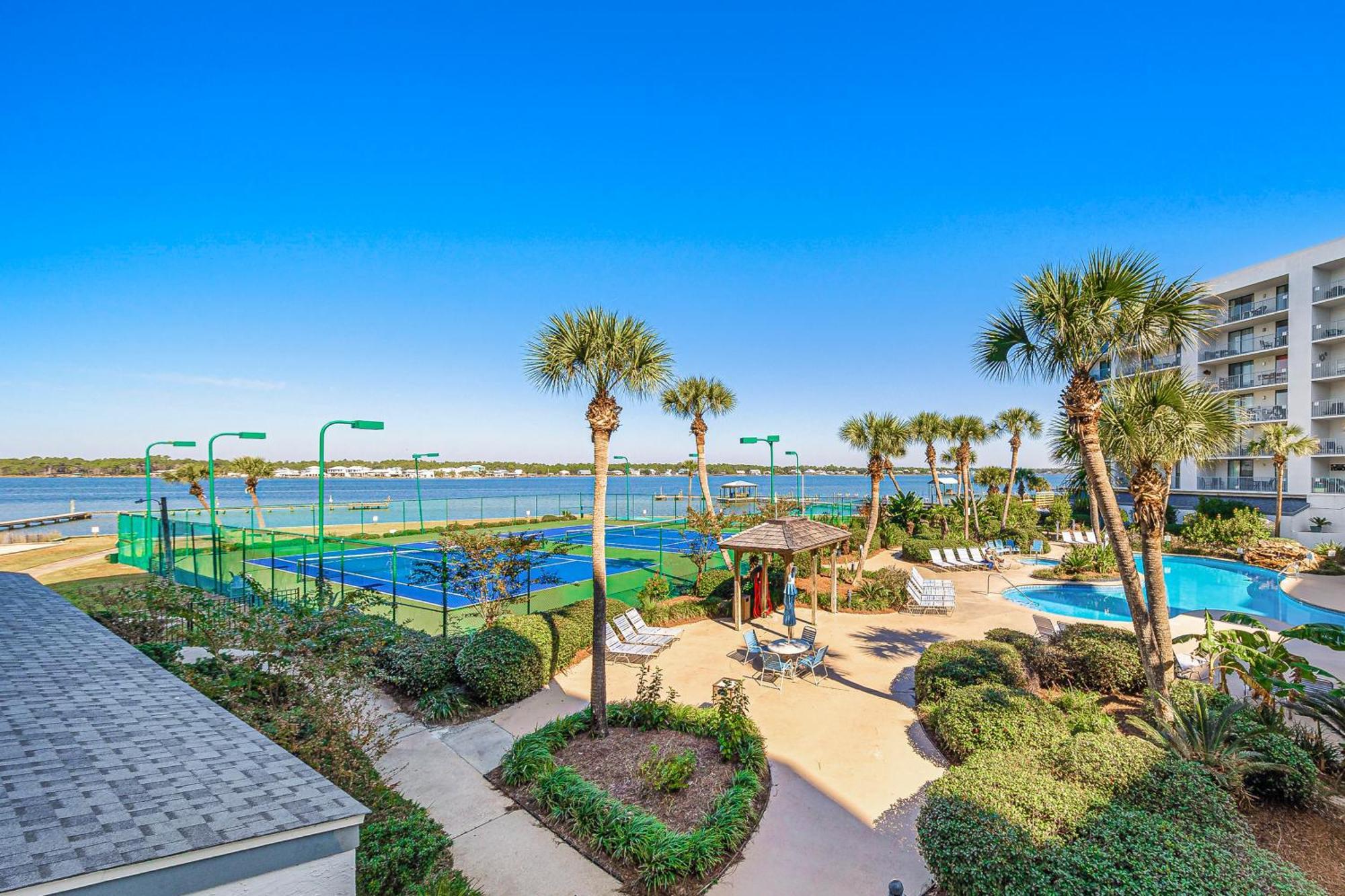 Surf & Racquet Club 401a