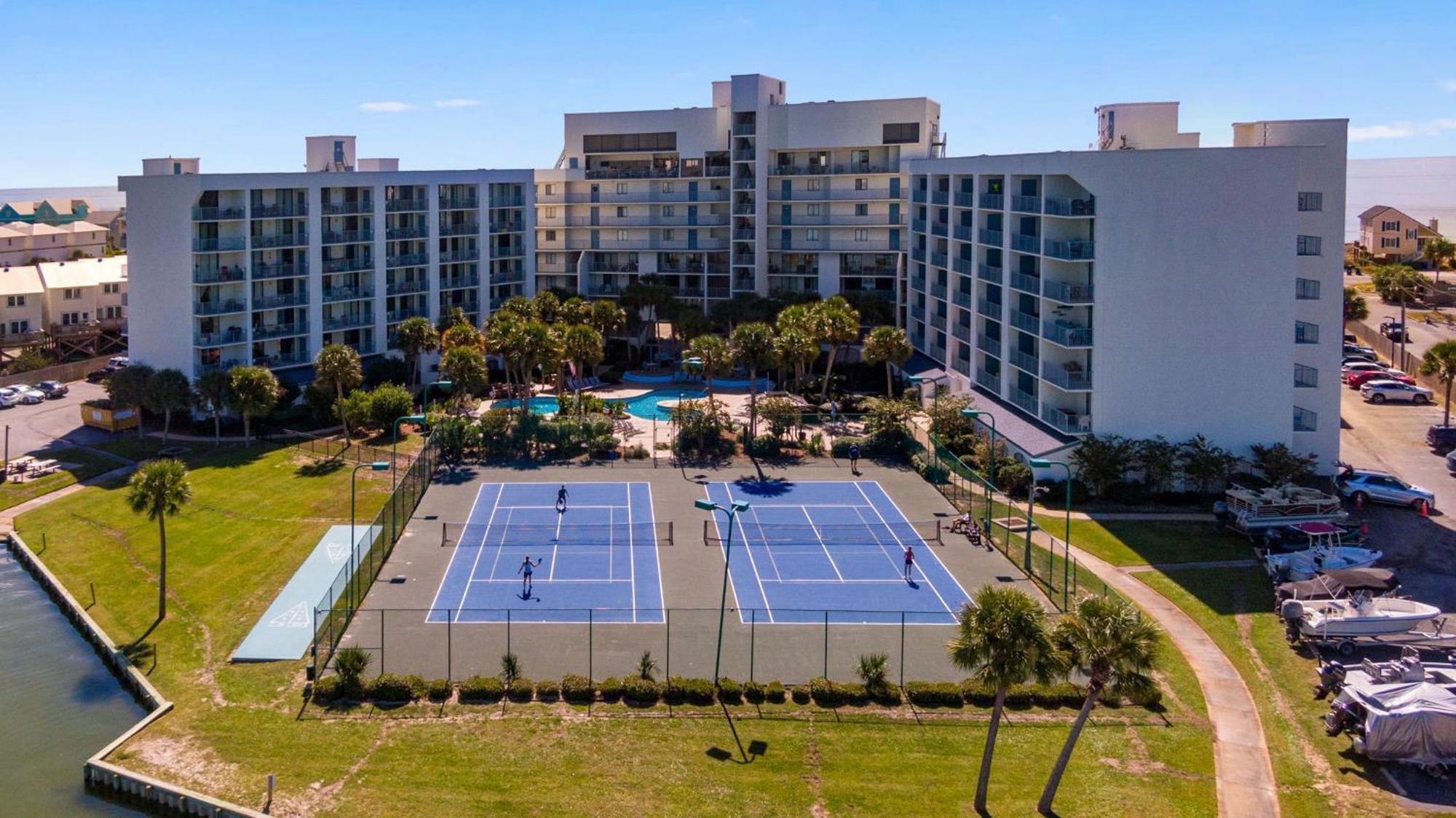 Surf & Racquet Club 401a *