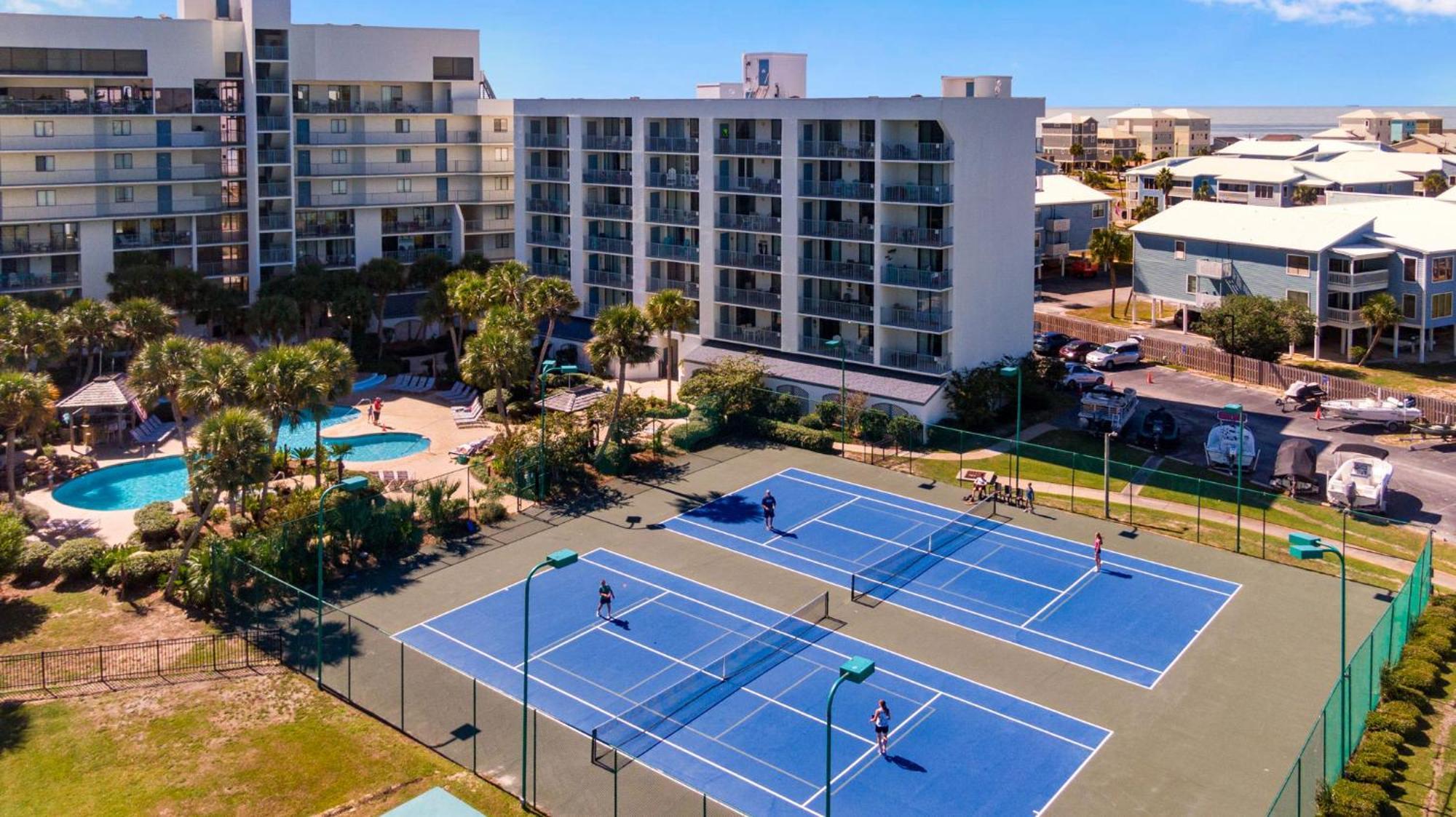 Surf & Racquet Club 401a