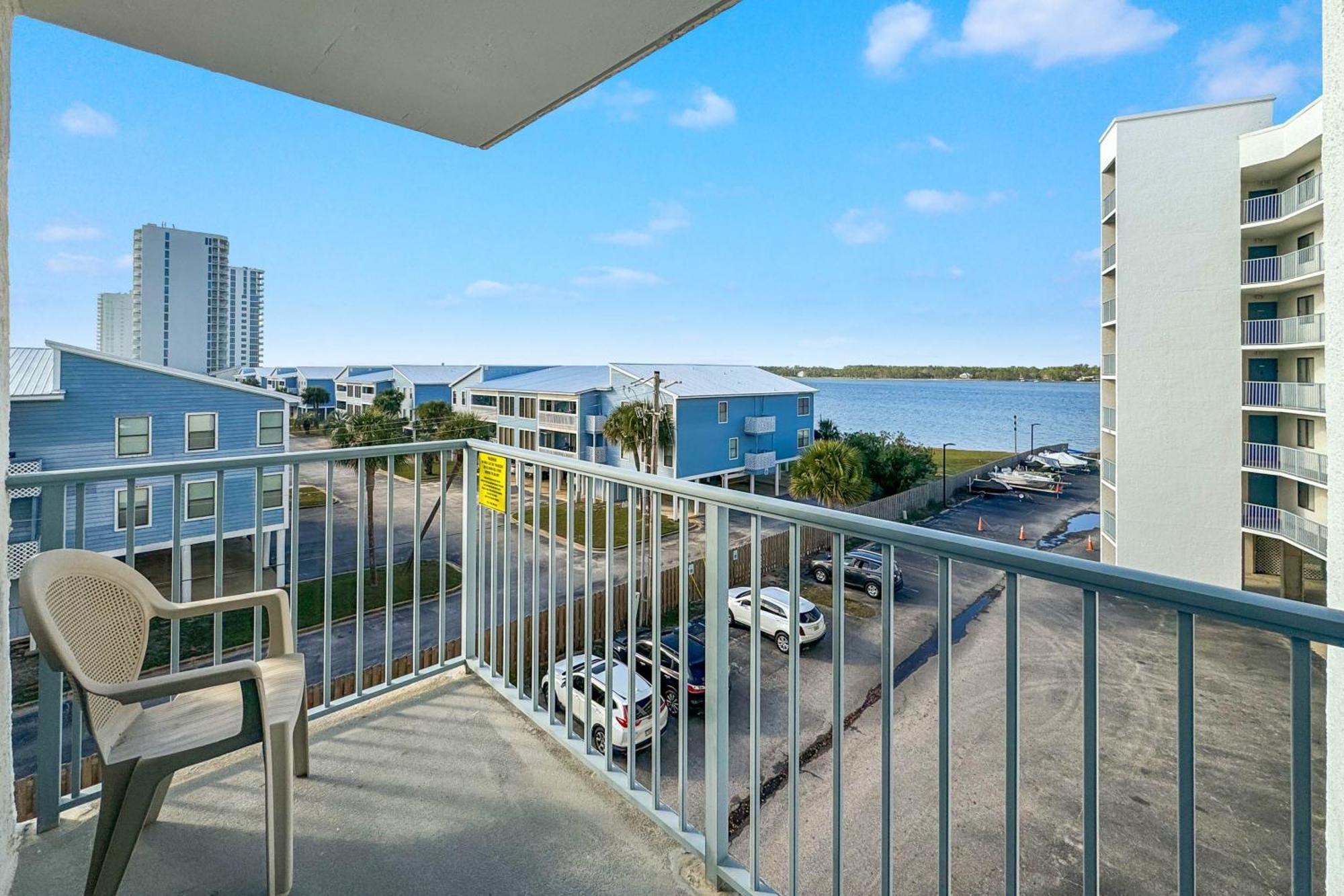 Surf & Racquet Club 401a