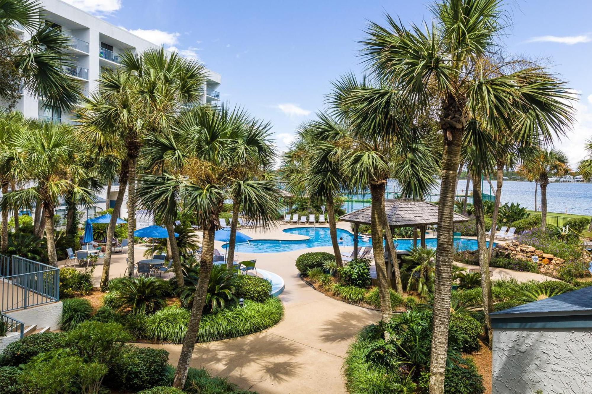 Surf & Racquet Club 401a